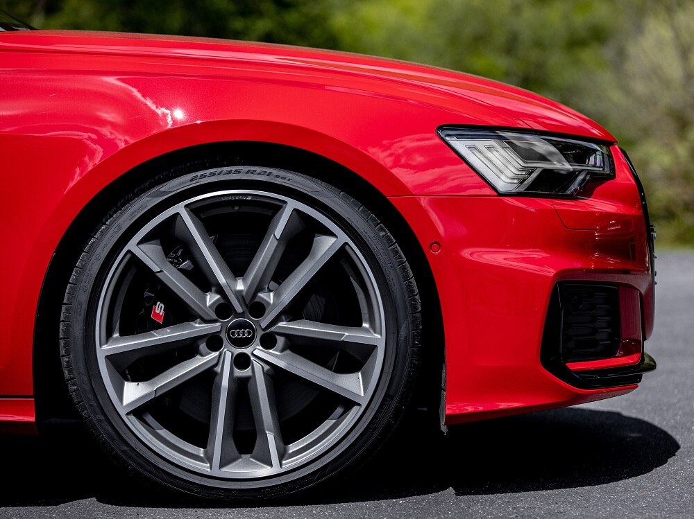 Audi S6 Avant front wheel
