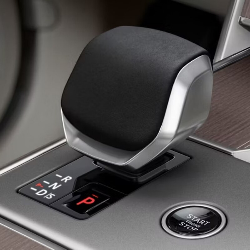 Image of the gear stick in a Range Rover