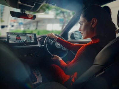 Woman driving Nissan Qashqai 2024